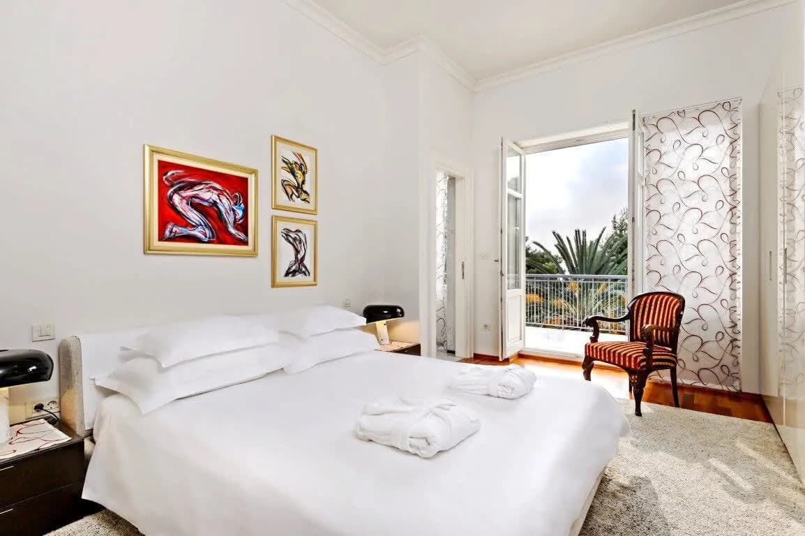 Fancy Modern Villa with Deluxe Interior photo 5