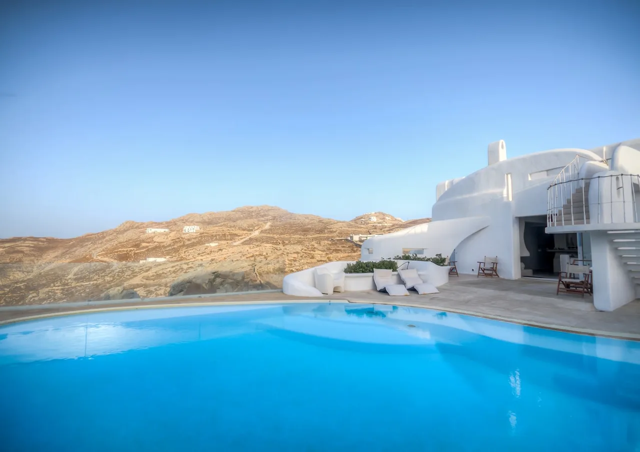 Prime Time Villa with Outstanding Interiors photo 4