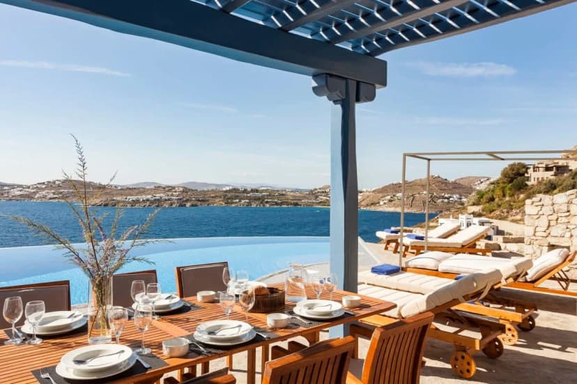 Extravagant Villa with Fascinating Infinity Pool