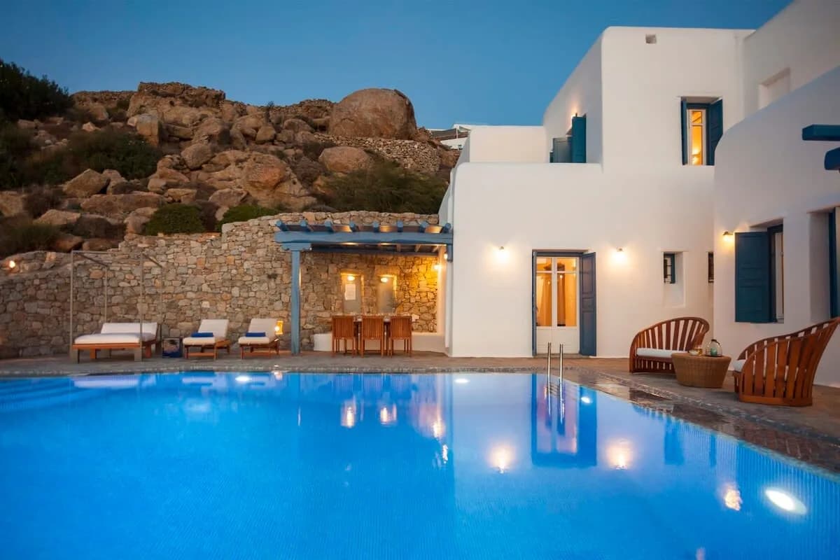 Extravagant Villa with Fascinating Infinity Pool photo 2