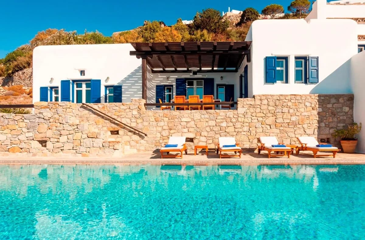 Magnificent Villa with Glowing Infinity Pool