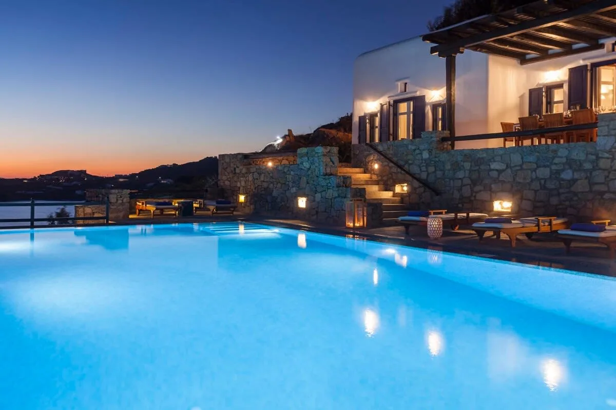 Magnificent Villa with Glowing Infinity Pool photo 2