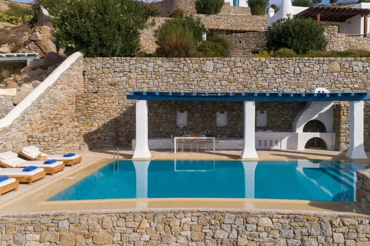Elegant Villa with Spacious Pool Area photo 4