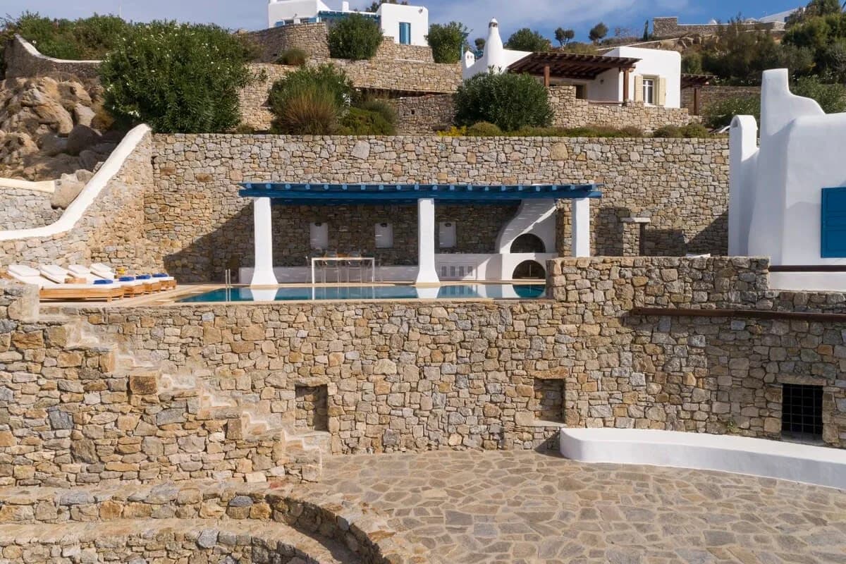 Elegant Villa with Spacious Pool Area photo 5
