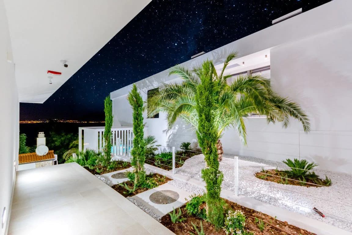 Elegant Fancy Villa With Ping Pong Table And Games Room photo 2