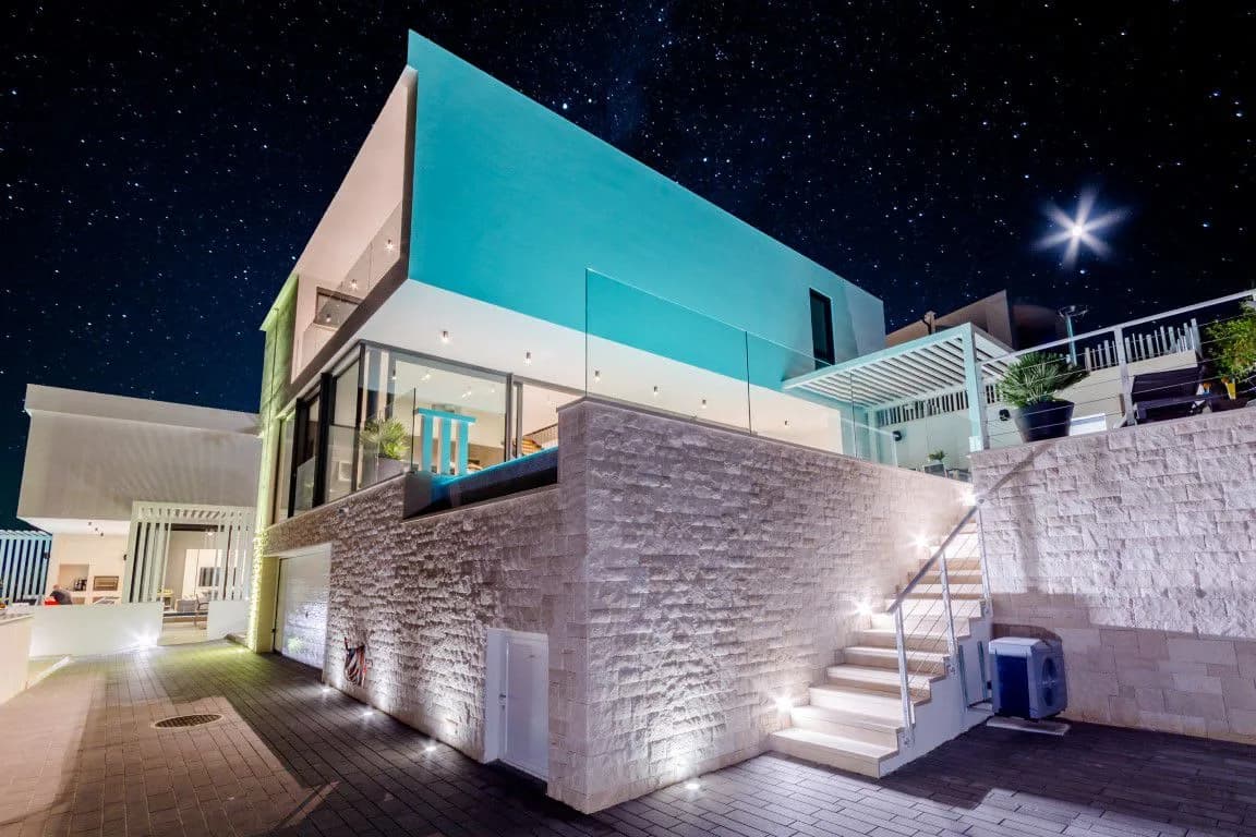 Elegant Fancy Villa With Ping Pong Table And Games Room photo 4