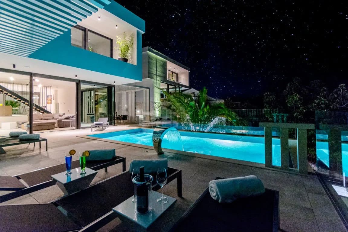 Luxurious Beachfront Villa With Pool And Table Tennis photo 2