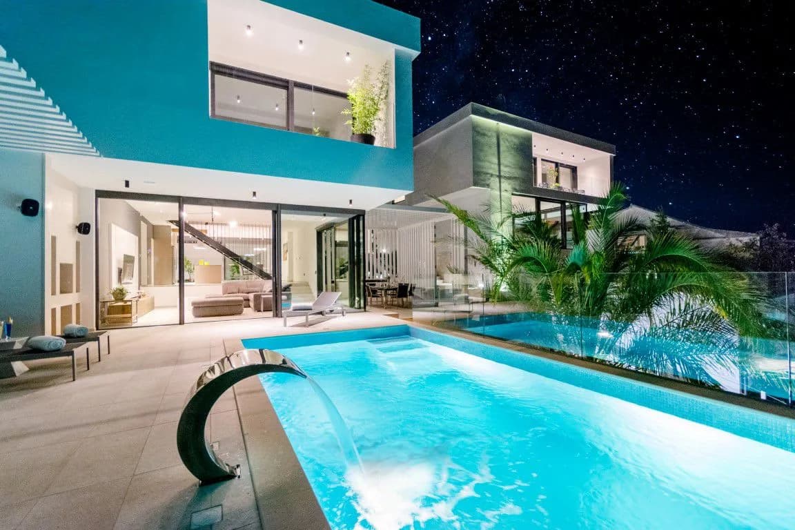 Luxurious Beachfront Villa With Pool And Table Tennis photo 3