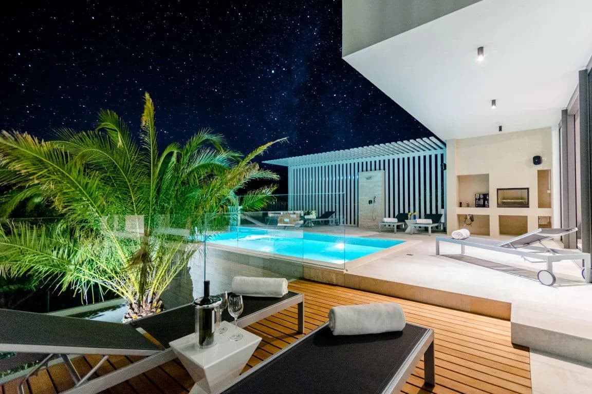 Luxurious Beachfront Villa With Pool And Table Tennis photo 4