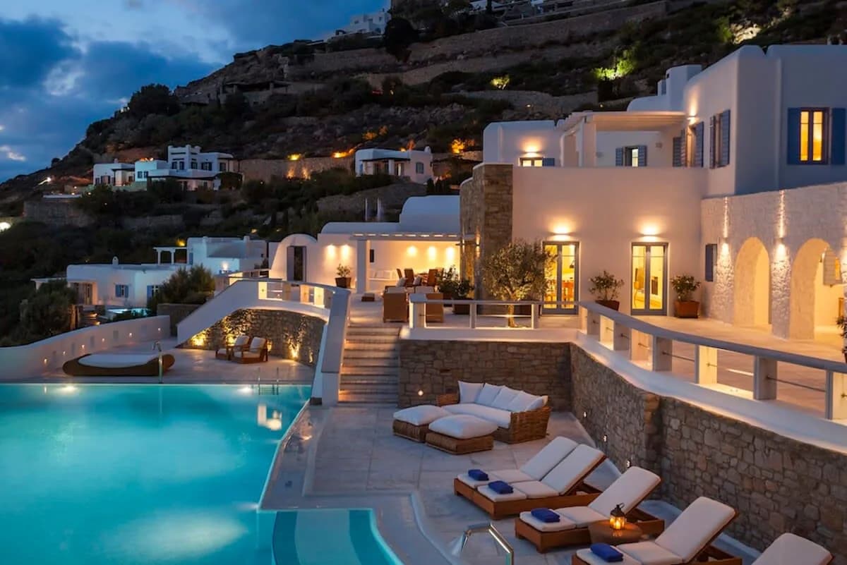 Captivating Deluxe Villa with Breathtaking Infinity Pool View photo 3