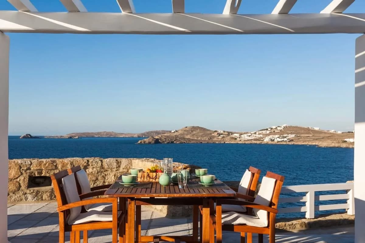 Chic Villa Overlooking the Gleaming Sea