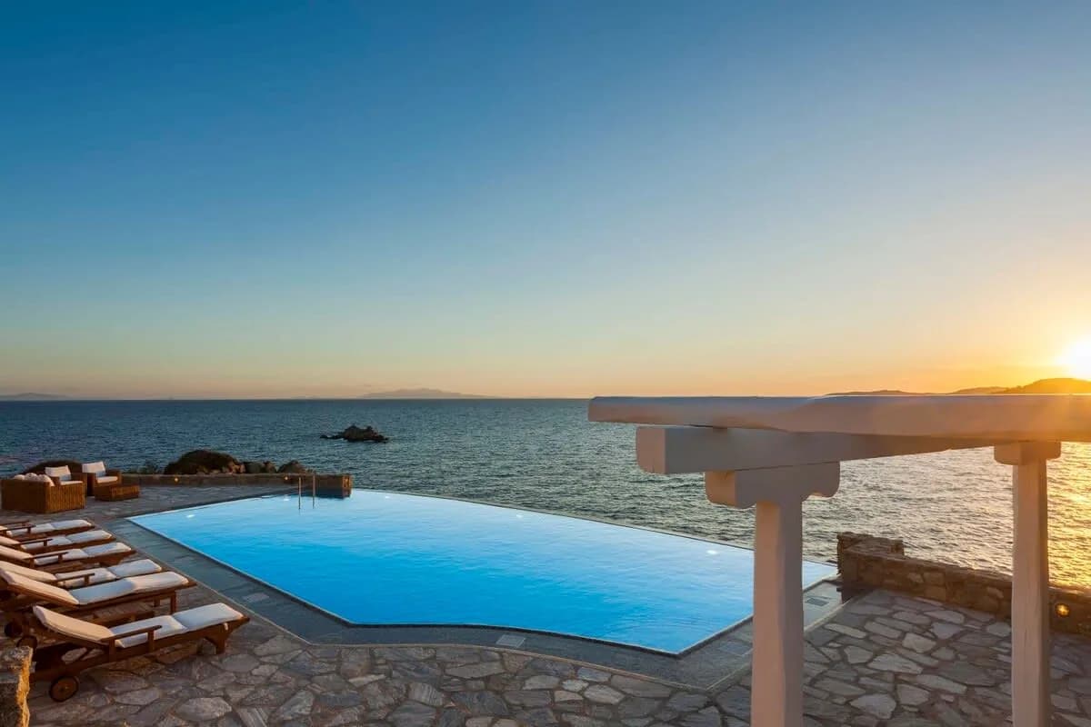 Chic Villa Overlooking the Gleaming Sea photo 2