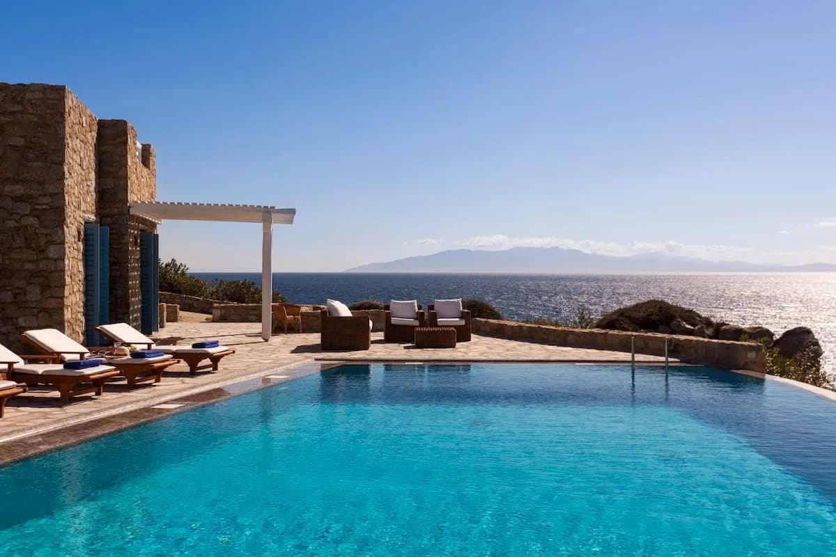 Chic Villa Overlooking the Gleaming Sea photo 3