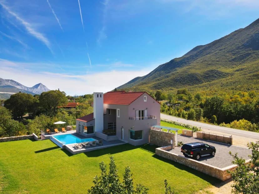 Luxurious Villa With Pool And Mountain View