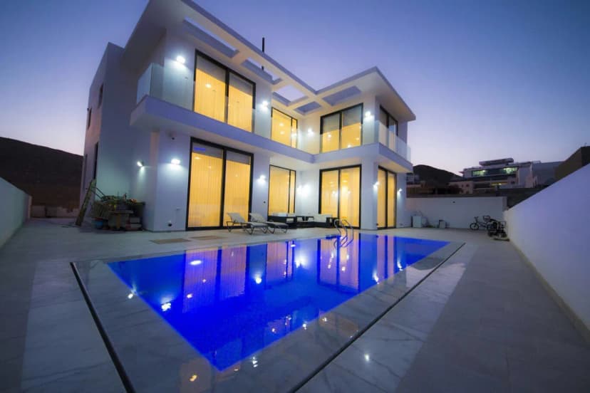 Stylish Modern Villa with Lovely Swimming Pool