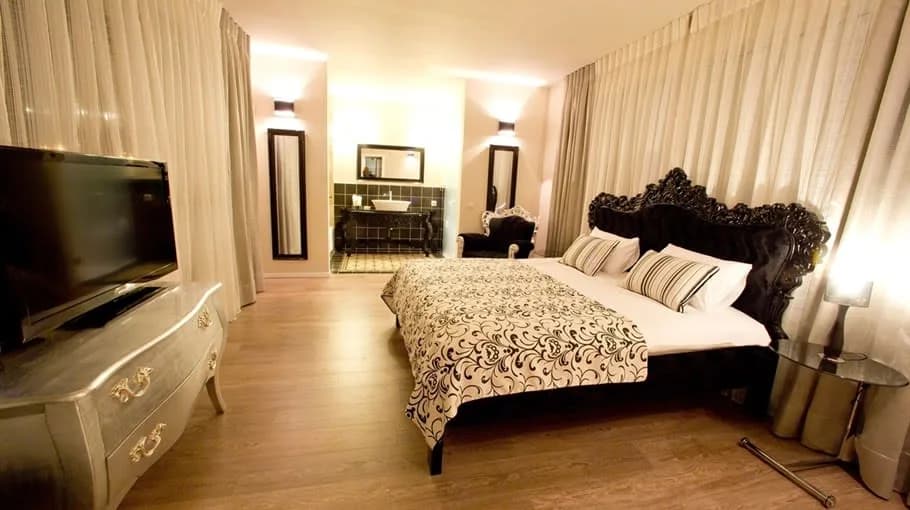 Spacious 5 Bedroom Holiday Villa with Pool photo 5