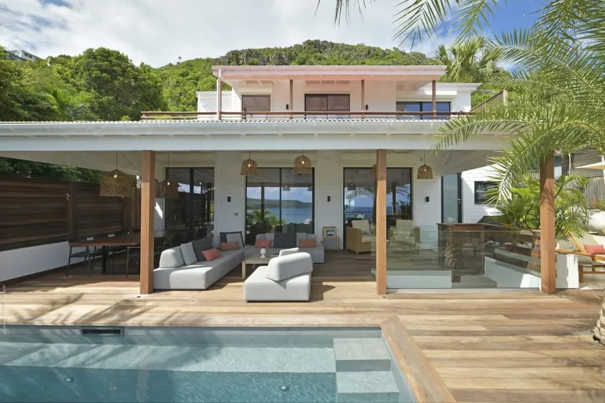 Brilliant Tropical Villa with Relaxing Scenery