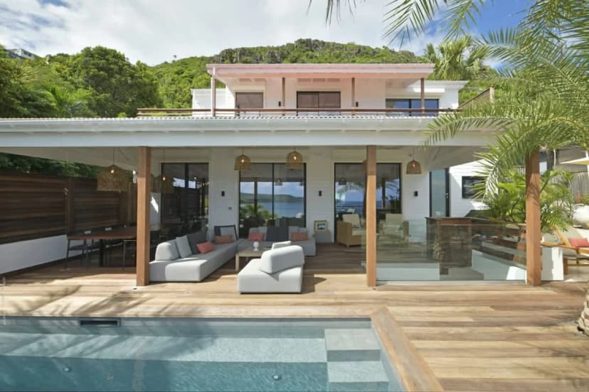 Brilliant Tropical Villa with Relaxing Scenery