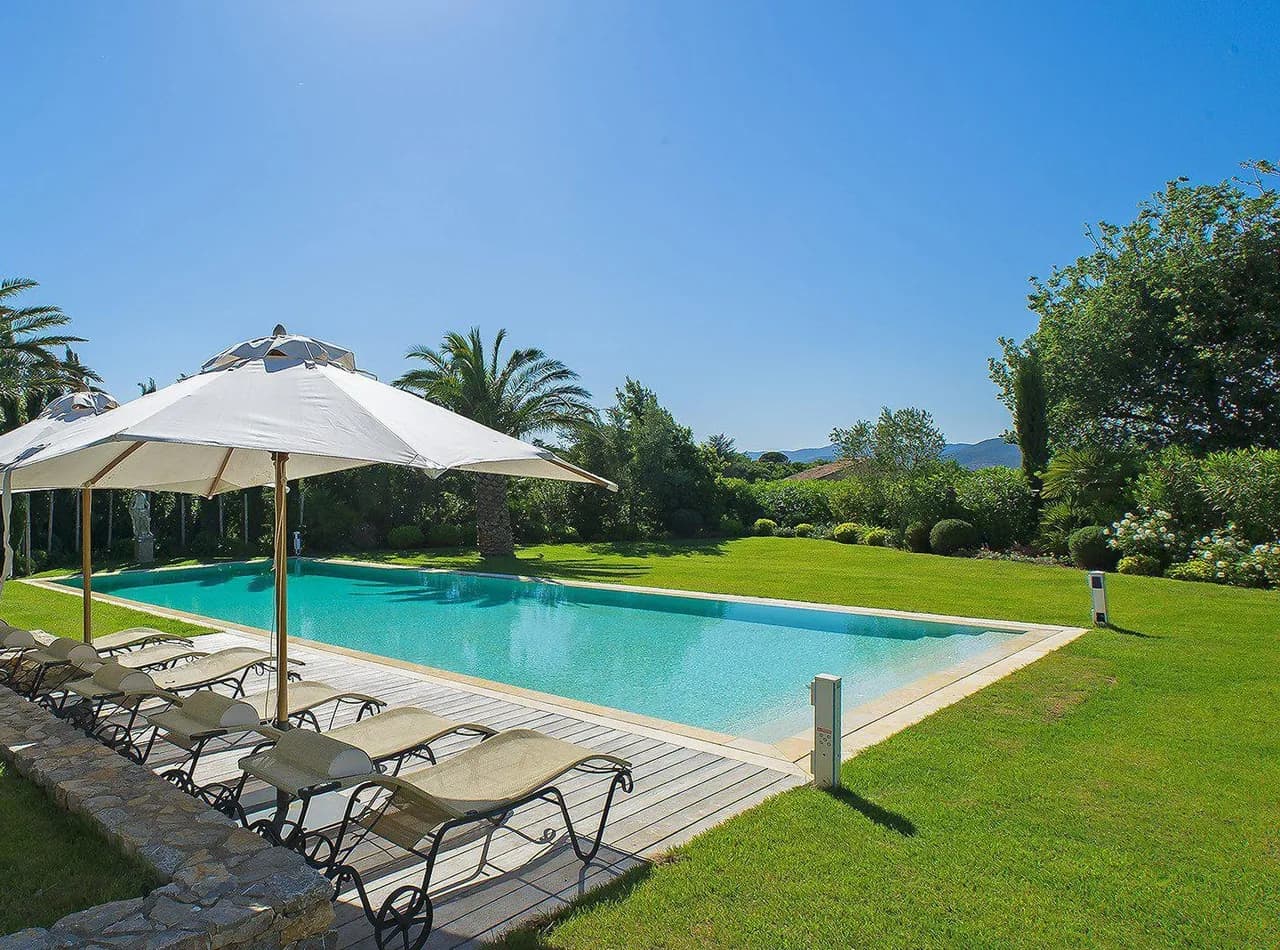 Generous Minimalist Villa with Unobstructed Hills Garden photo 2