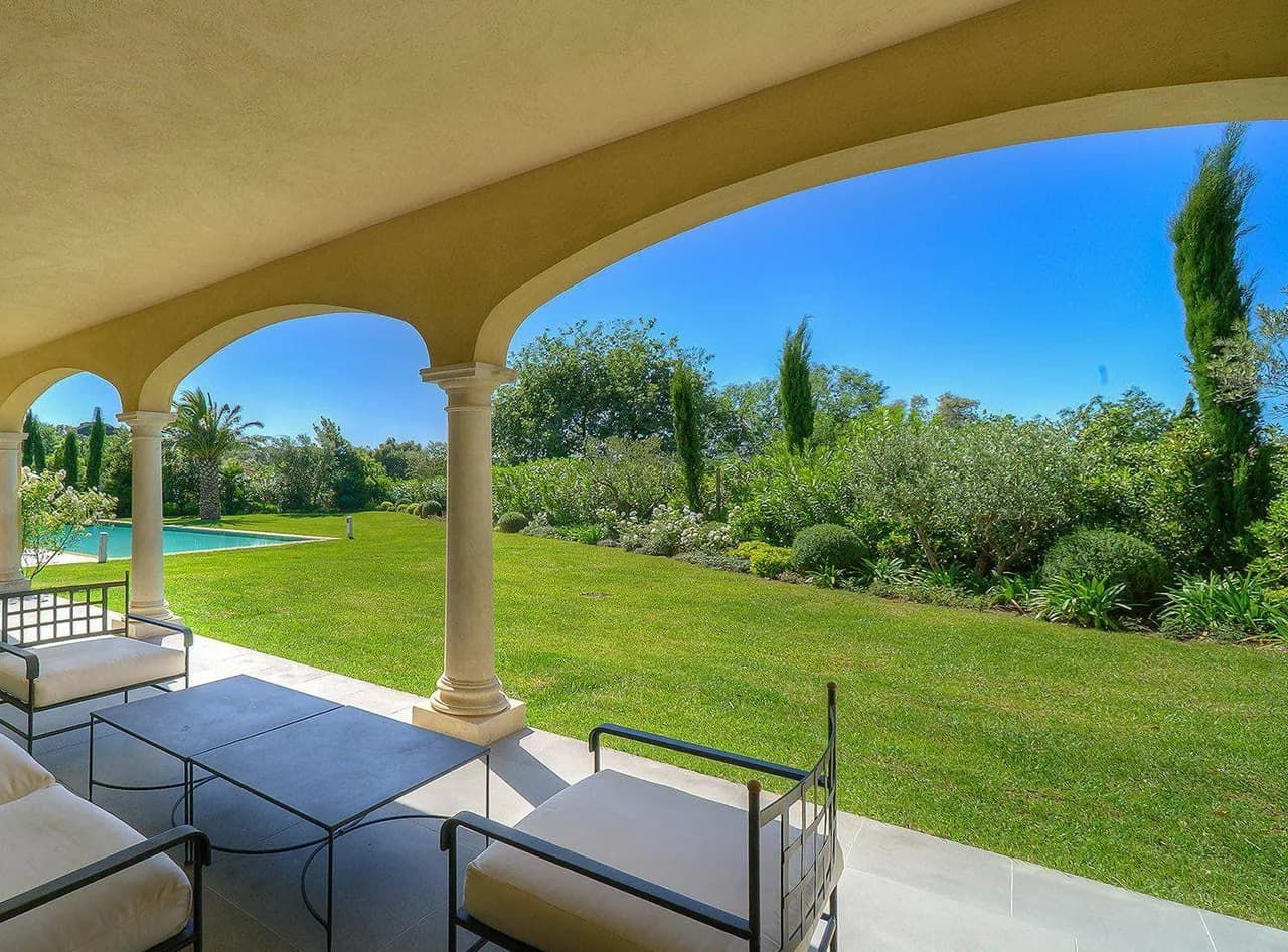 Generous Minimalist Villa with Unobstructed Hills Garden photo 3