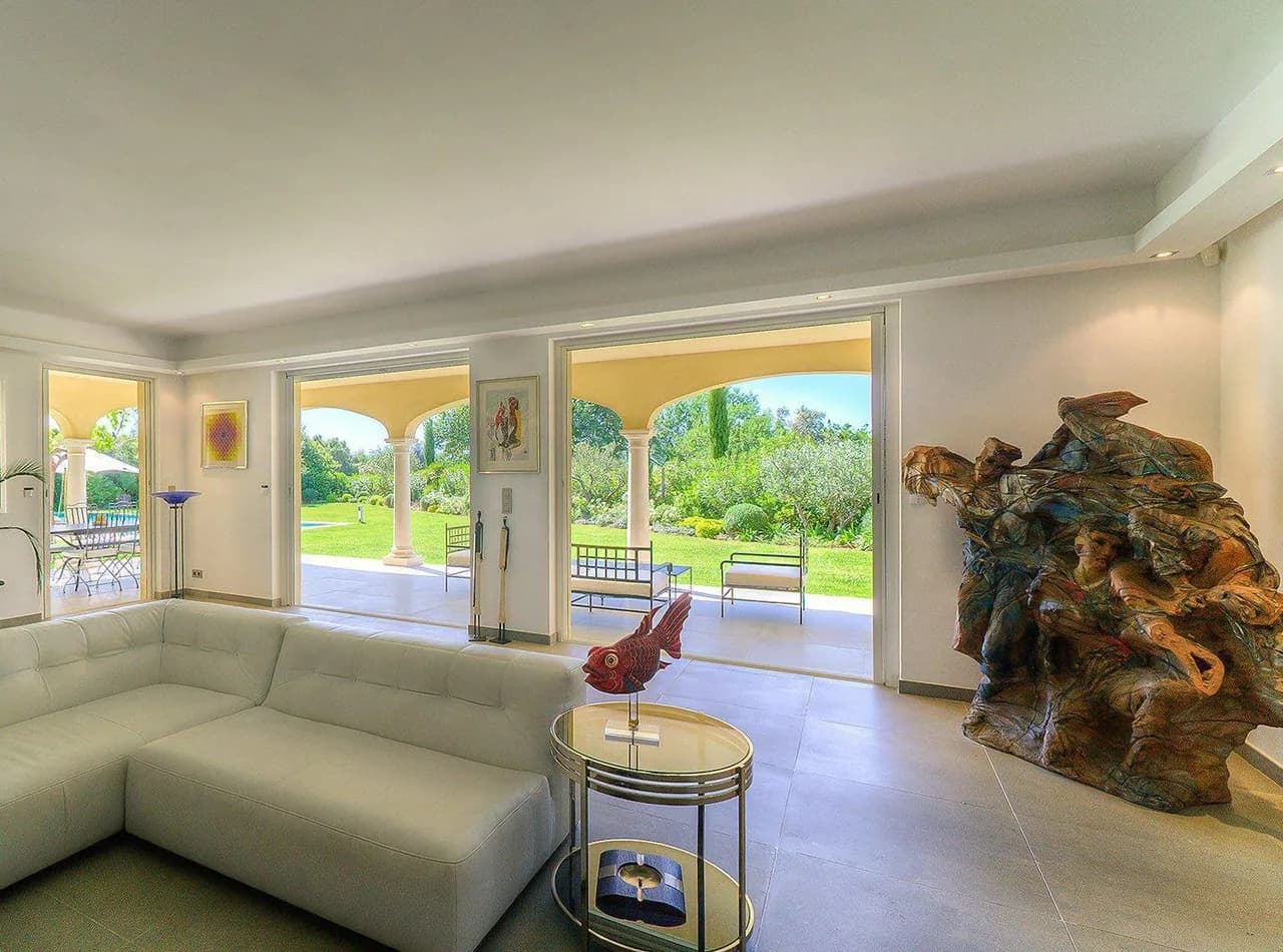 Generous Minimalist Villa with Unobstructed Hills Garden photo 4