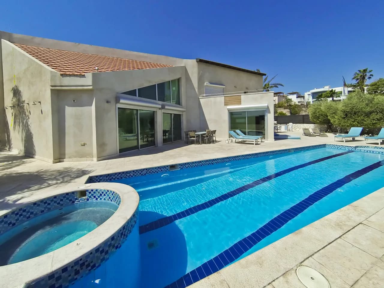 Magnificent Spacious Villa with Swimming Pool photo 2