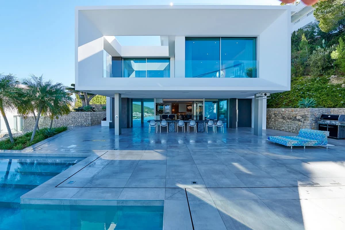 Magnificent Holly Villa with Grand Interiors photo 2