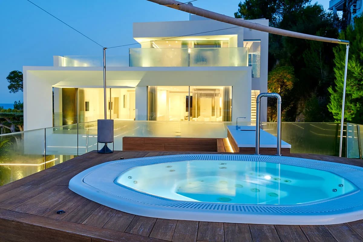 Magnificent Holly Villa with Grand Interiors photo 3