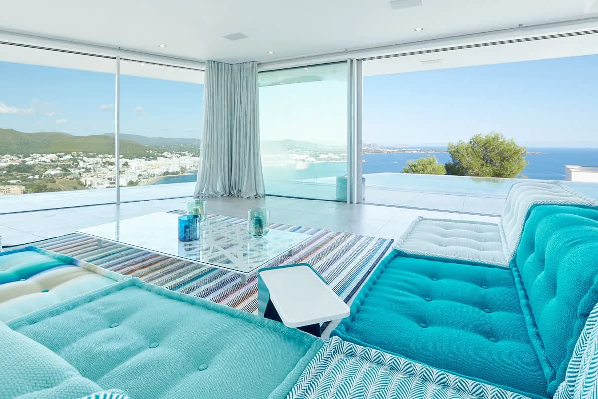 Magnificent Holly Villa with Grand Interiors photo 5