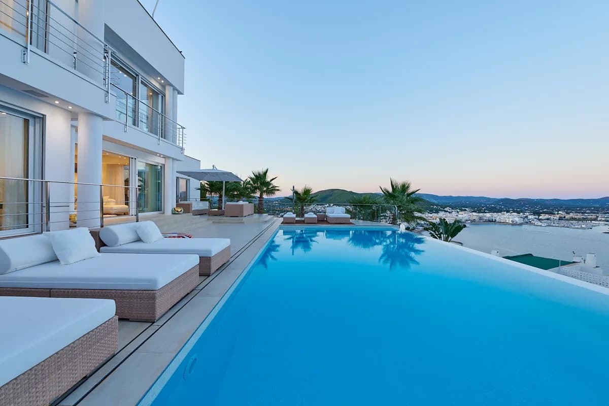 Supreme Bauhaus Villa with Heart-Stopping Features photo 2