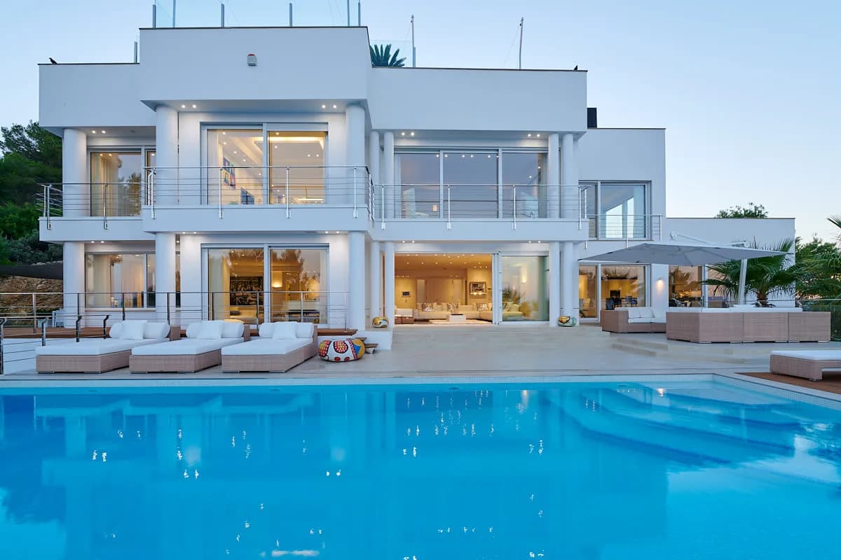 Supreme Bauhaus Villa with Heart-Stopping Features photo 3