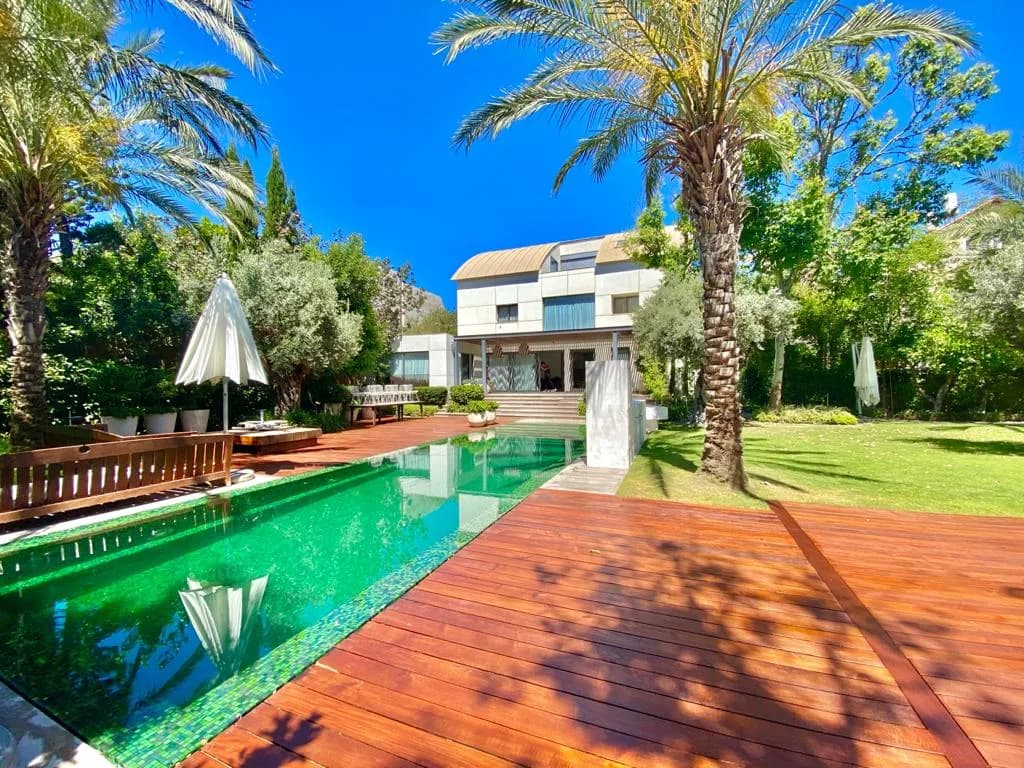 Bright Sunny Villa Close to the Beach in Pitouach