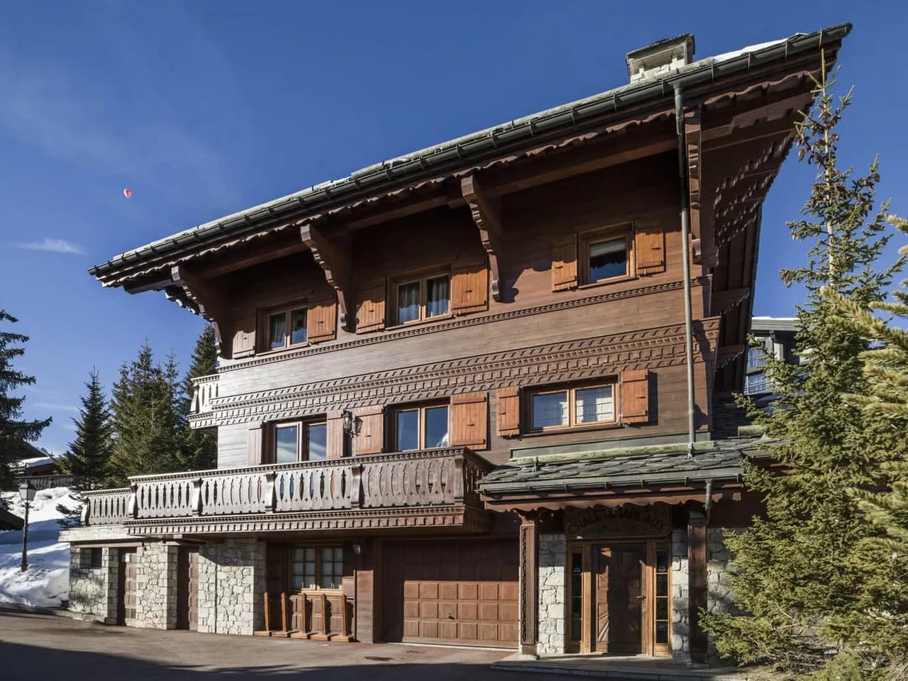 Magnificent 3 Story Chalet With Outdoor Jacuzzi photo 3