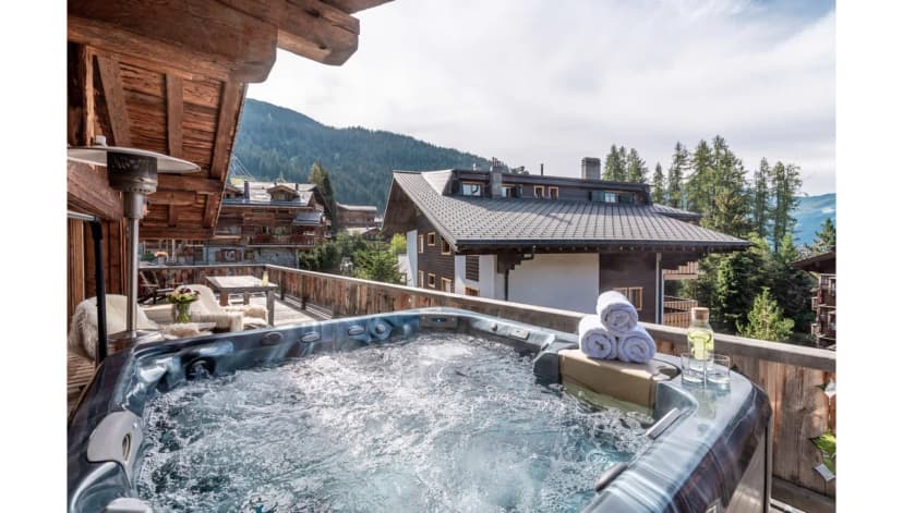 Stylish Snow Penthouse With Sparkling Jacuzzi