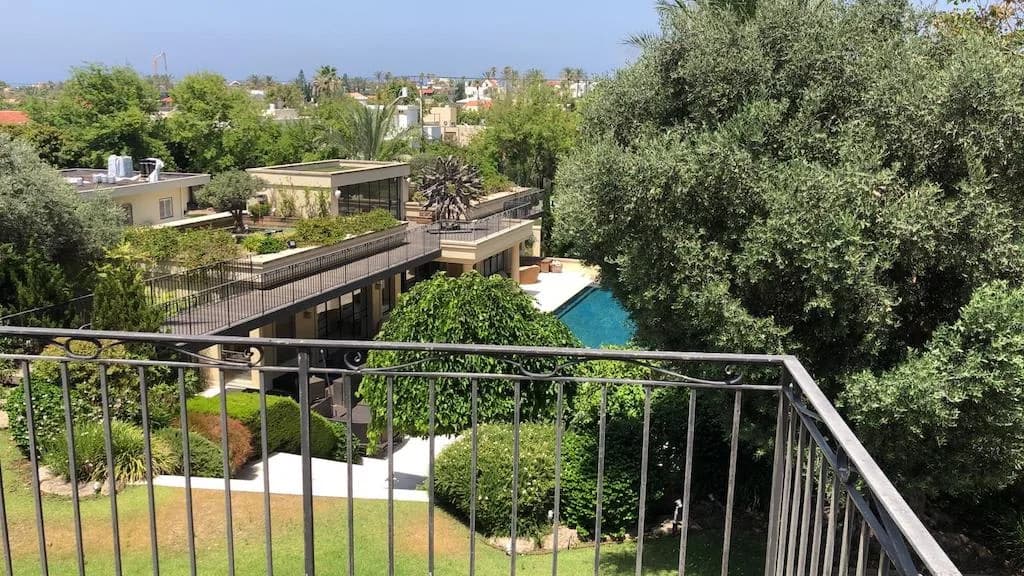 Prime Stairs Villa with Small Court and Fitness Area photo 3