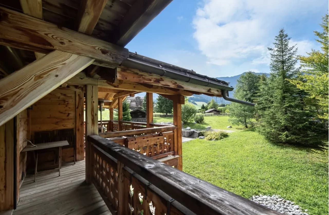 Gorgeous 5 BR Chalet with Superb Views of Mountains photo 2