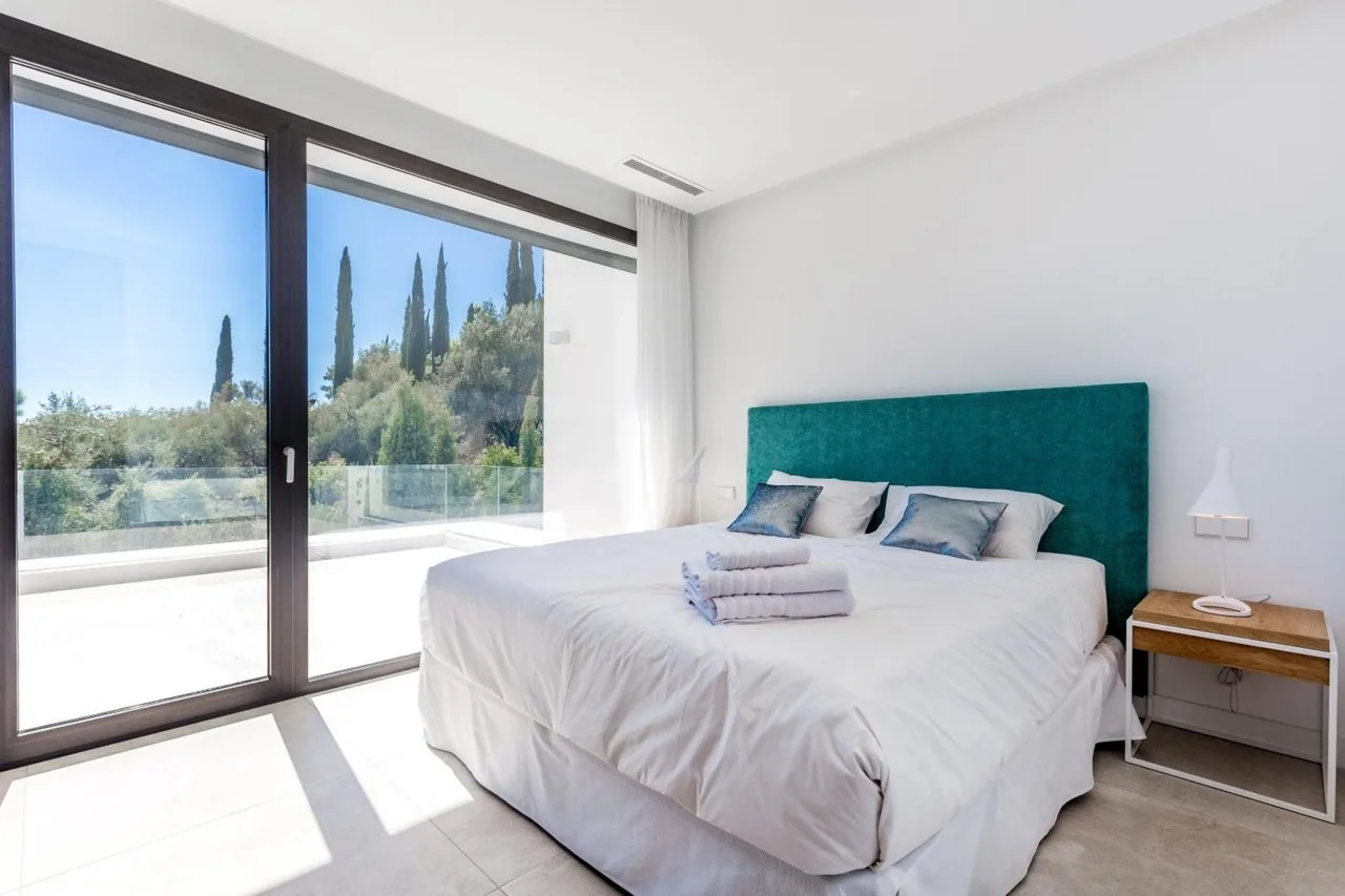 Young Marbella Villa With Serene Infinity Pool photo 3