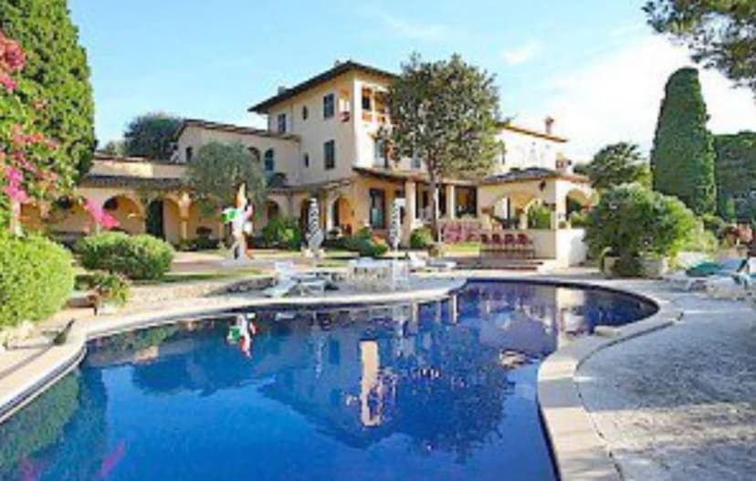 Splendid Beachfront Villa with Pool and Home Cinema
