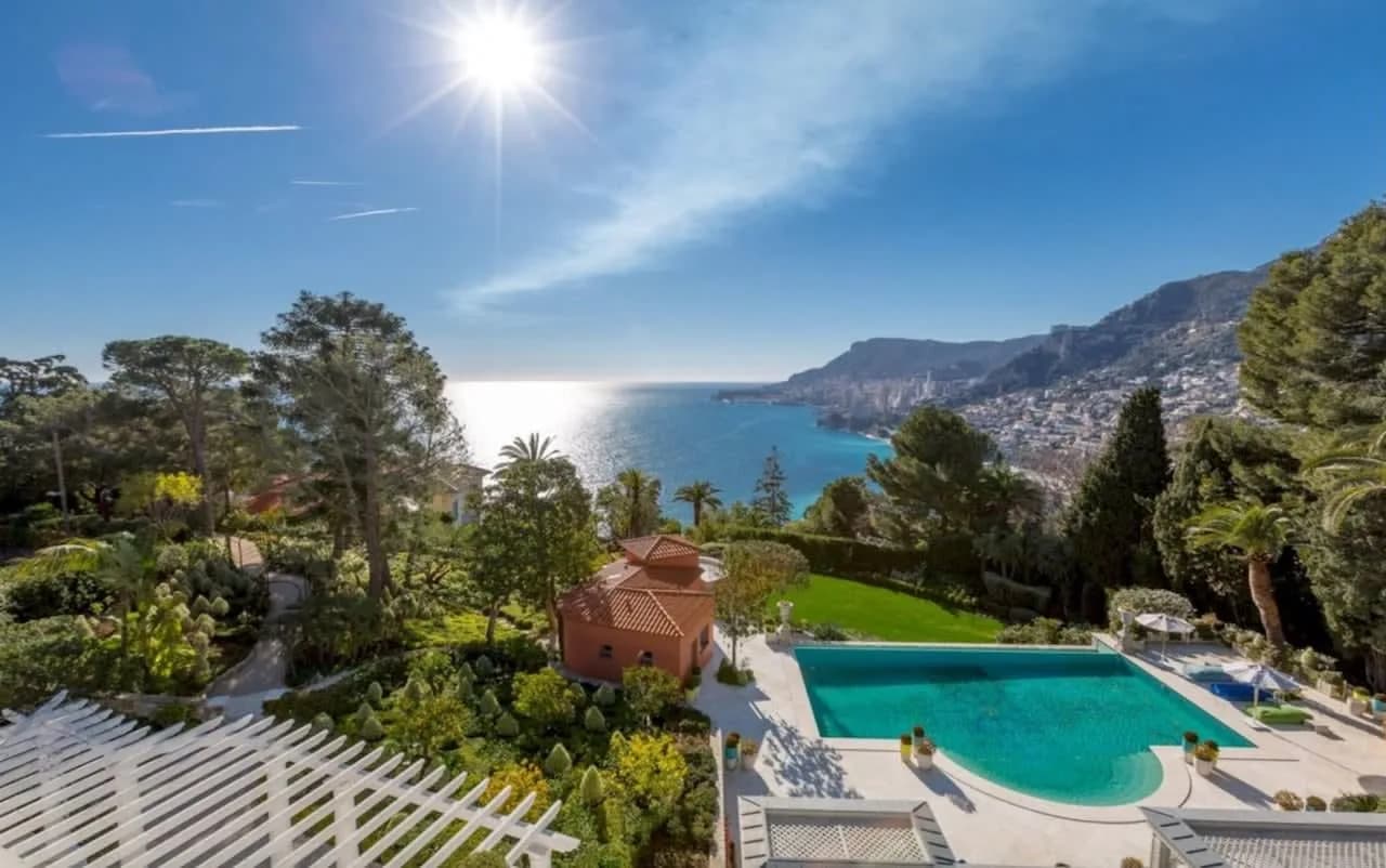 Luxurious Gardens in the Heart of Private Estate