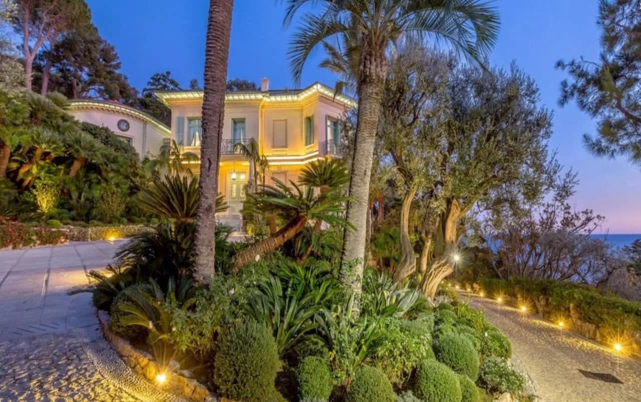 Luxurious Gardens in the Heart of Private Estate photo 4