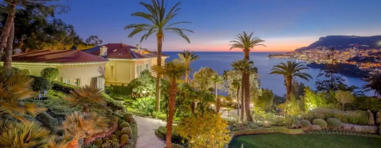 Luxurious Gardens in the Heart of Private Estate photo 5