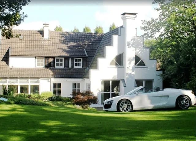 Prime Luxurious Villa Close to City Center
