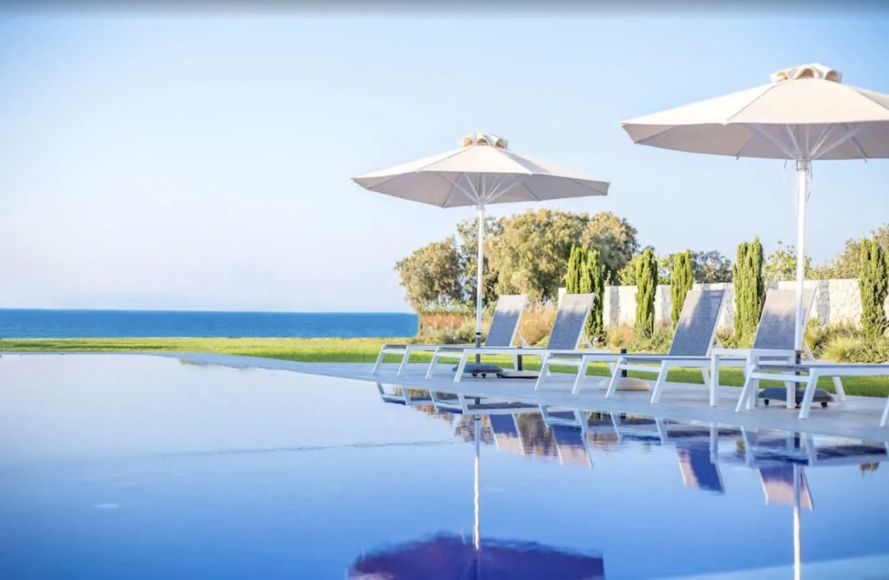 Paradise Villa Near Local Taverns, Bars and Shops