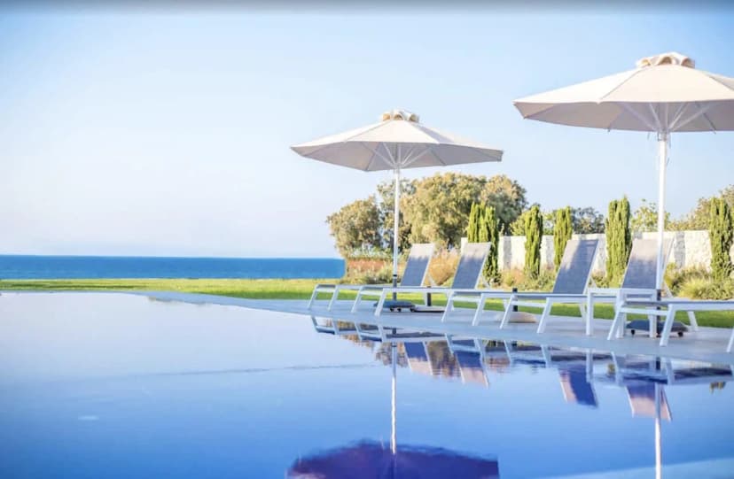 Paradise Villa Near Local Taverns, Bars and Shops