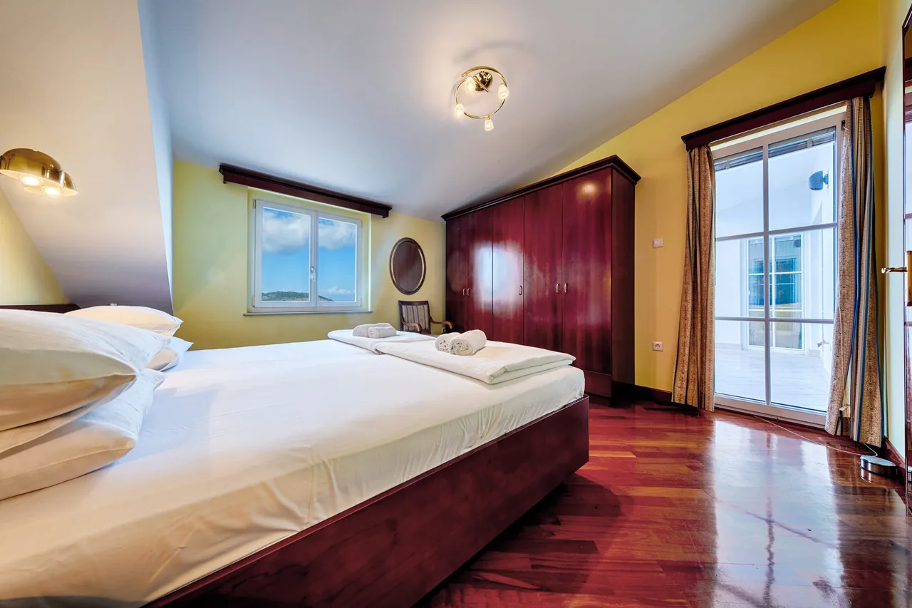 Stupendous Seafront Penthouse photo 4