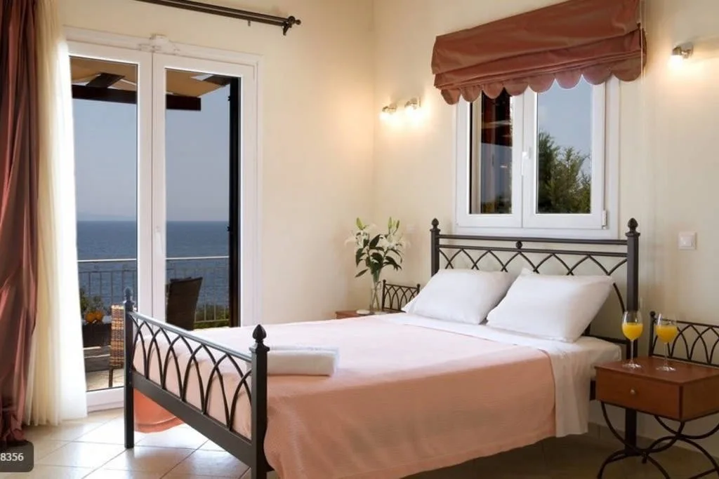 Great Villa Touching The Sea photo 2