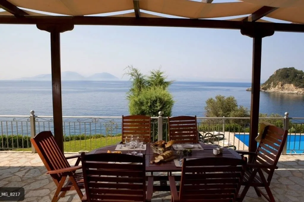 Great Villa Touching The Sea photo 4