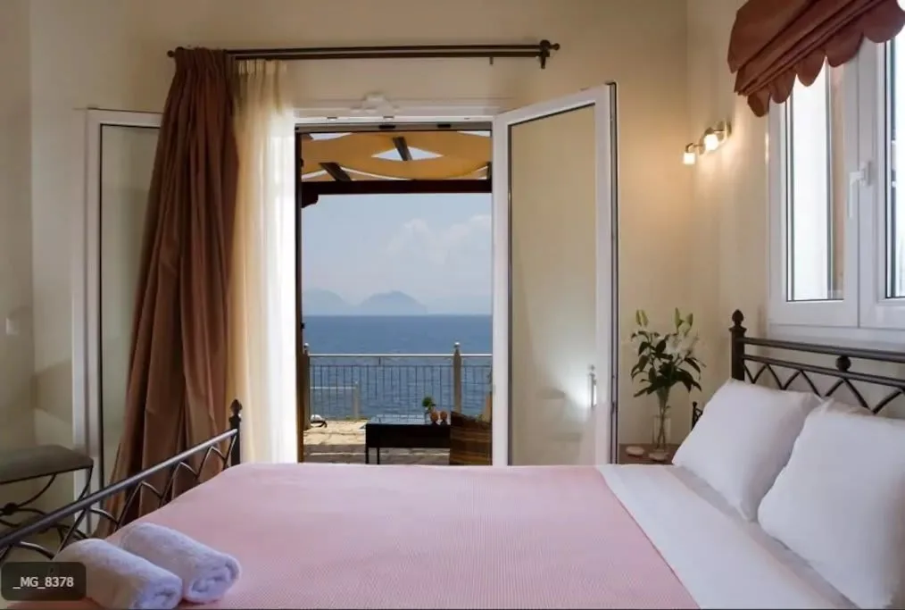 Great Villa Touching The Sea photo 5