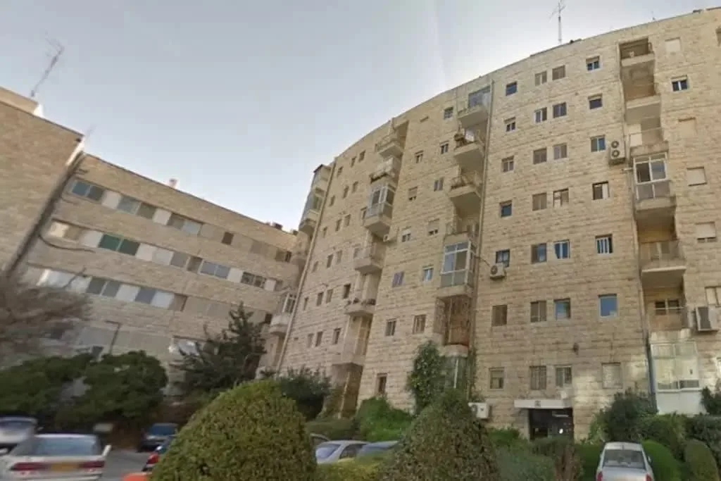 Ideally Located Luxurious Flat photo 2