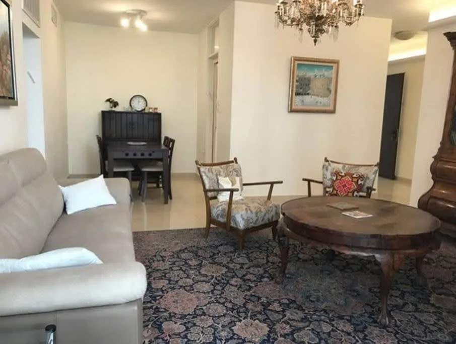 Cozy Flat Ideally Located photo 4
